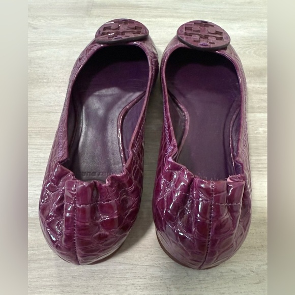 Tory Burch Reva Purple Crocodile Embossed Patent Leather Flats, 8.5 - Picture 3 of 6